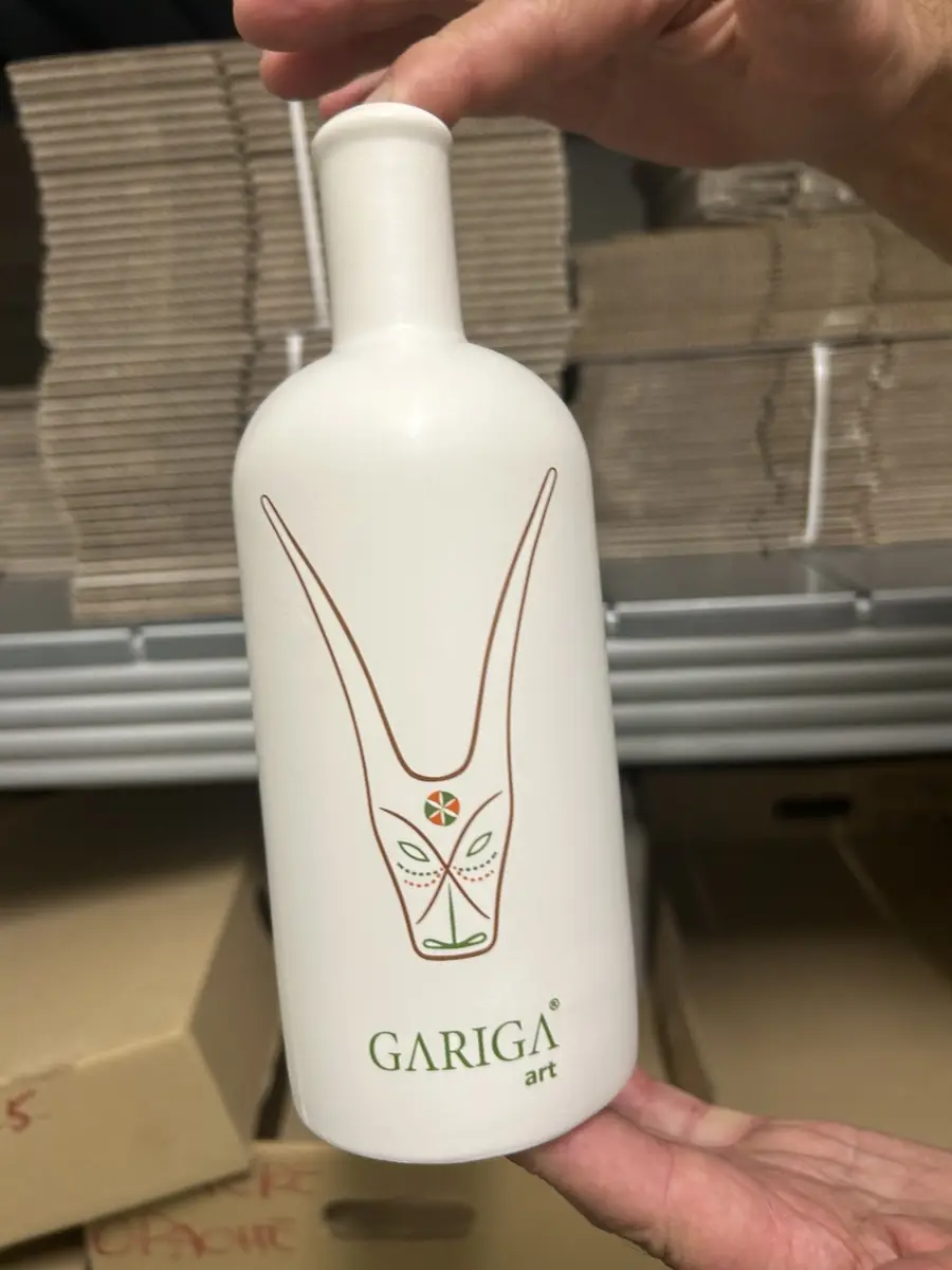 Gariga Art ceramic bottle detail